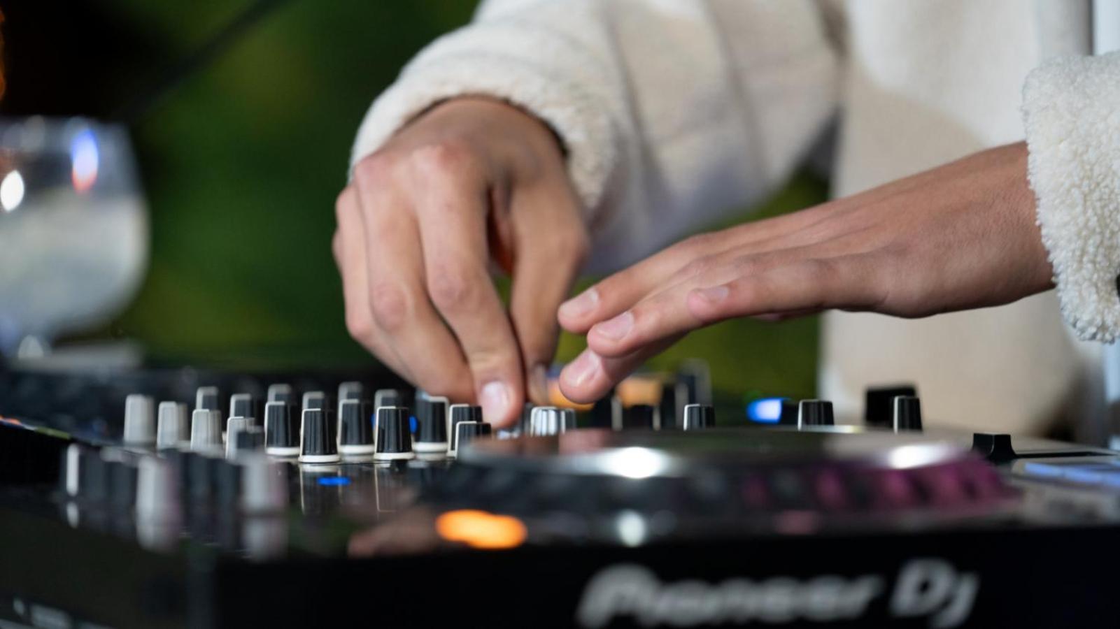 The Abdali Boulevard Hotel Амман Екстер'єр фото A DJ using a CDJ-2000