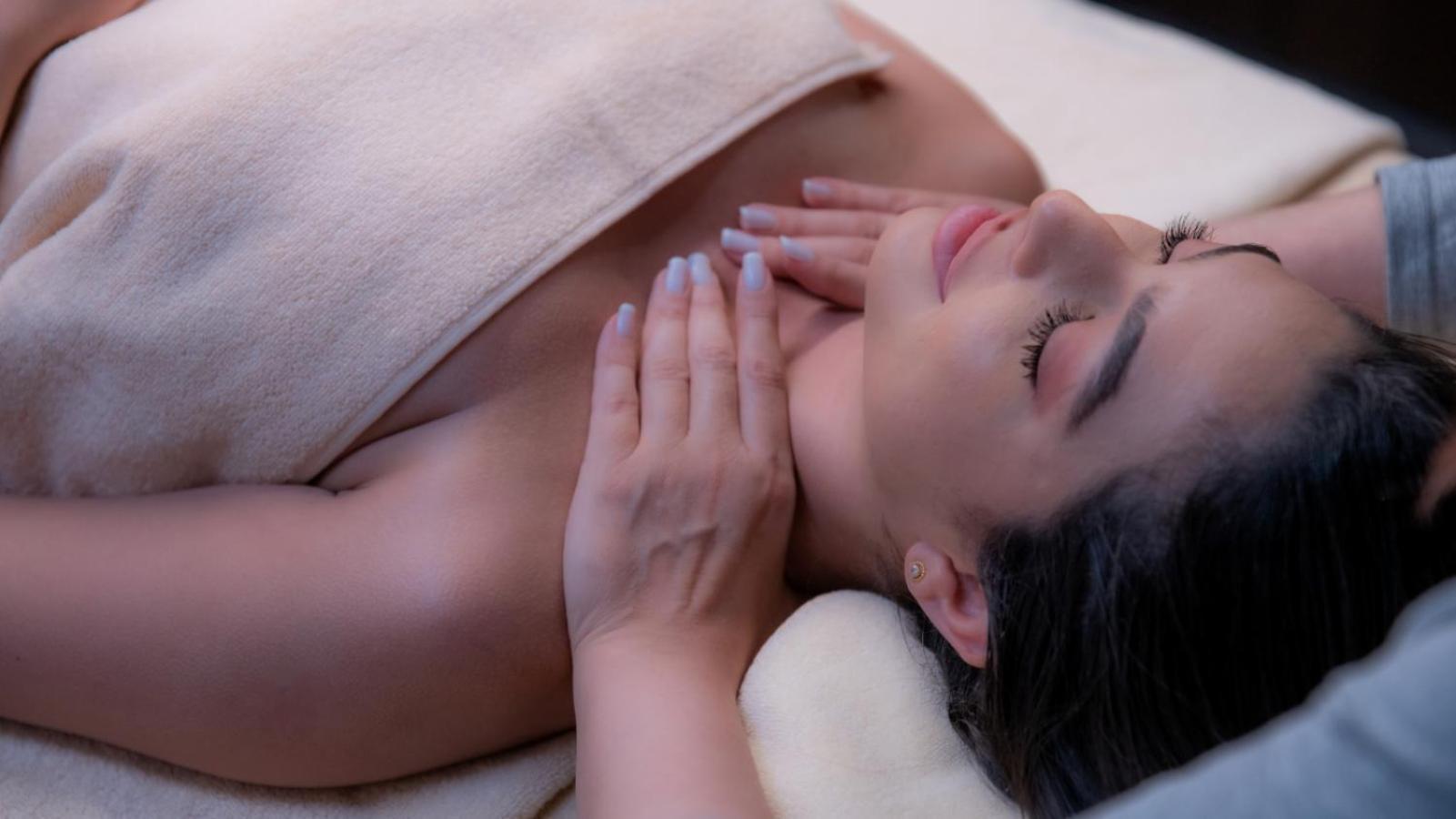 The Abdali Boulevard Hotel Амман Екстер'єр фото A woman receiving a facial massage