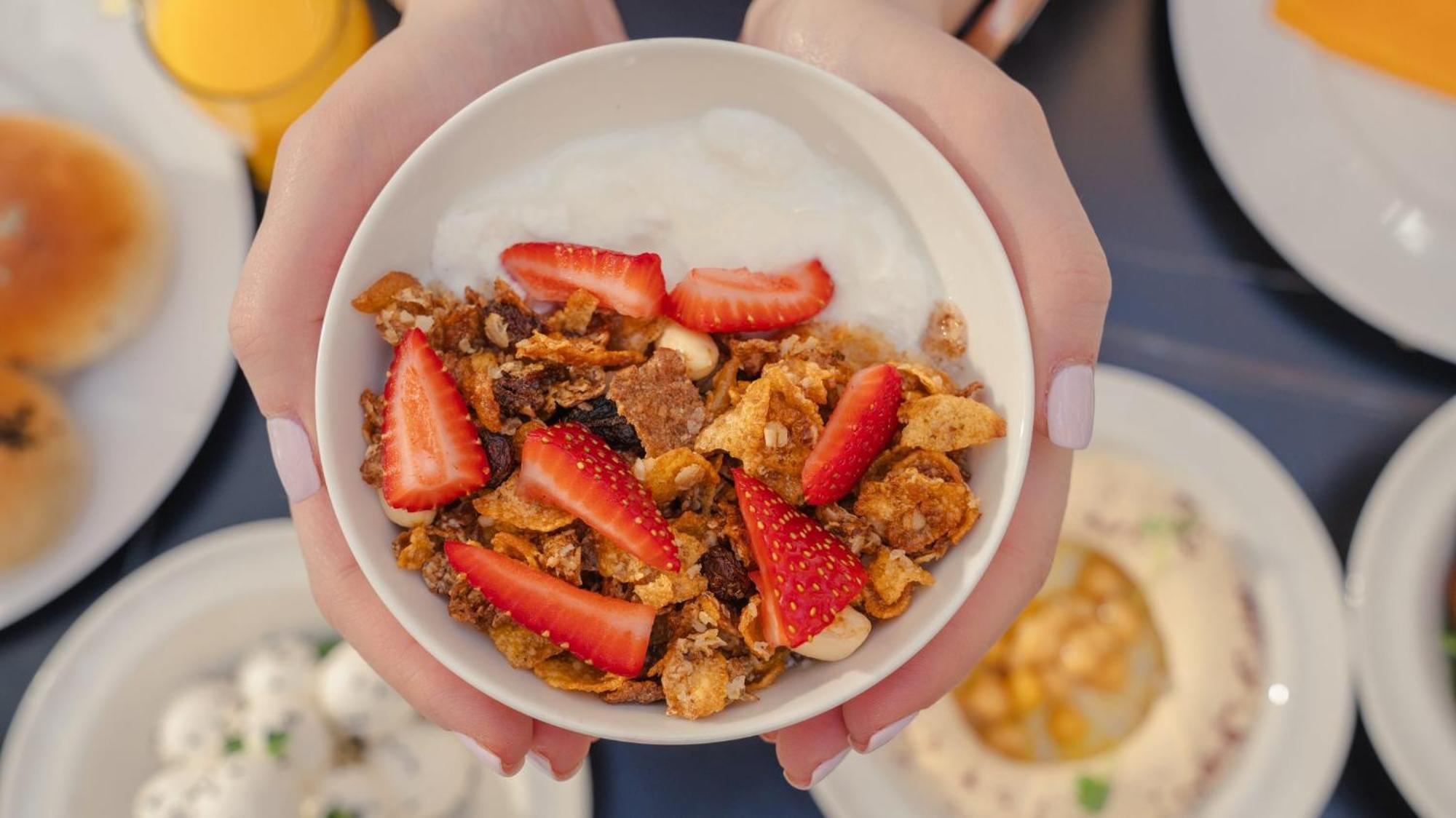 The Abdali Boulevard Hotel Амман Екстер'єр фото A bowl of granola with strawberries